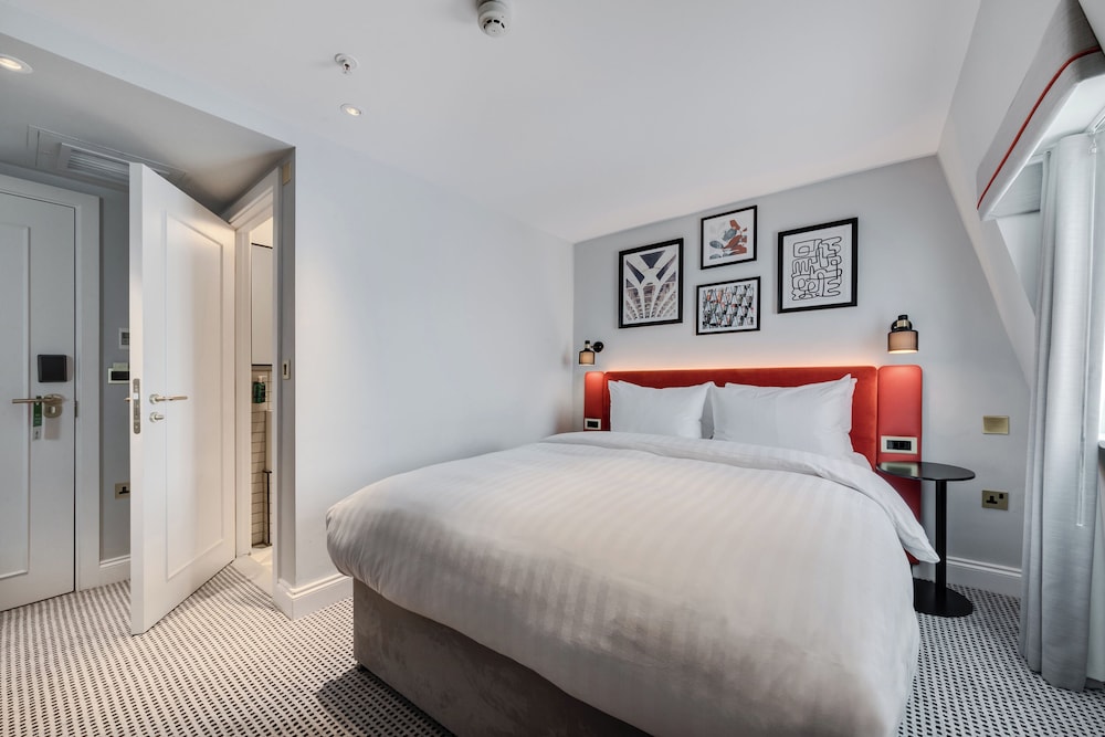 EXECUTIVE, QUEEN BED