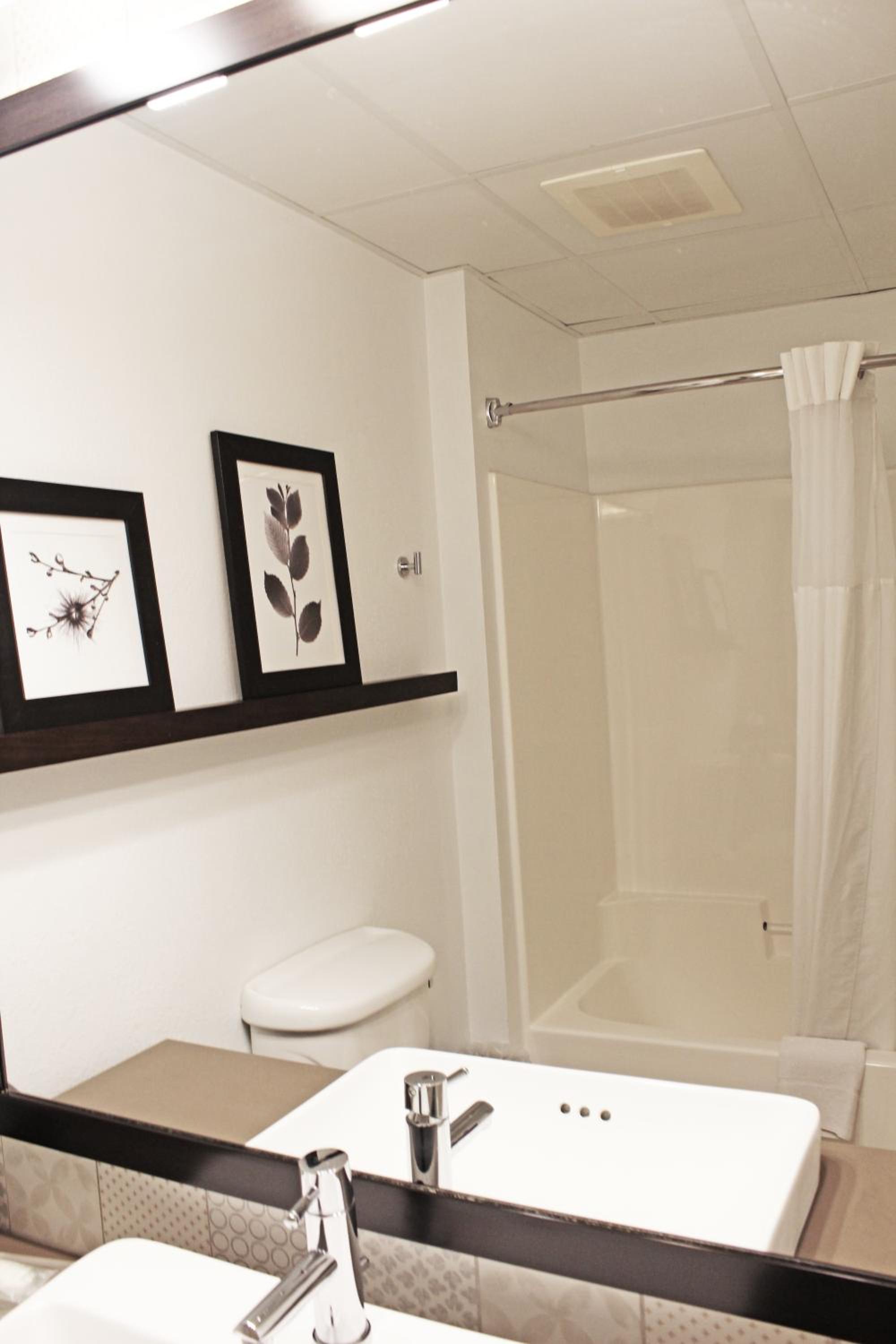 Deluxe, Suite, King Bed, Marinette WI Hotel 6/9