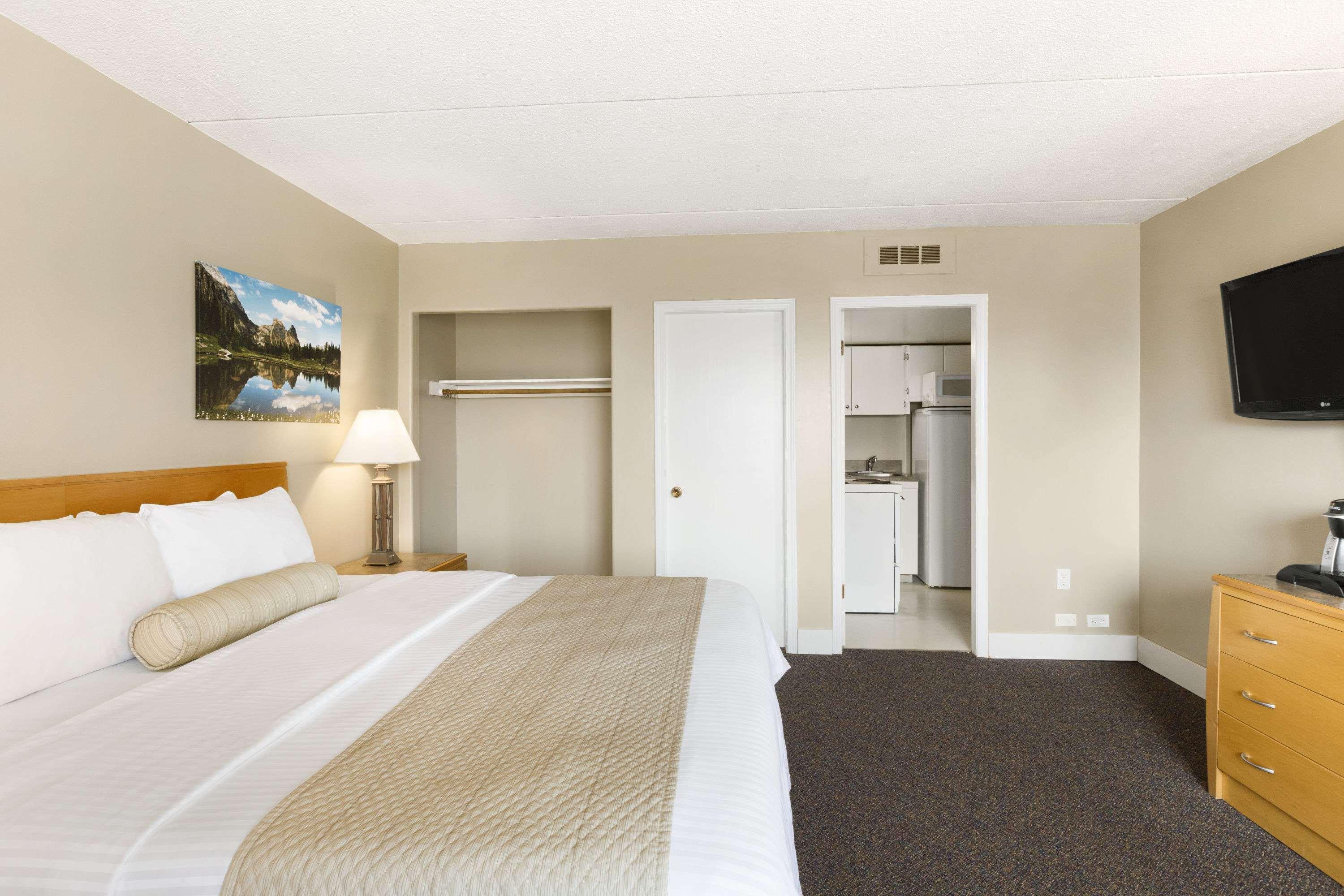 Room, Triple, King Bed