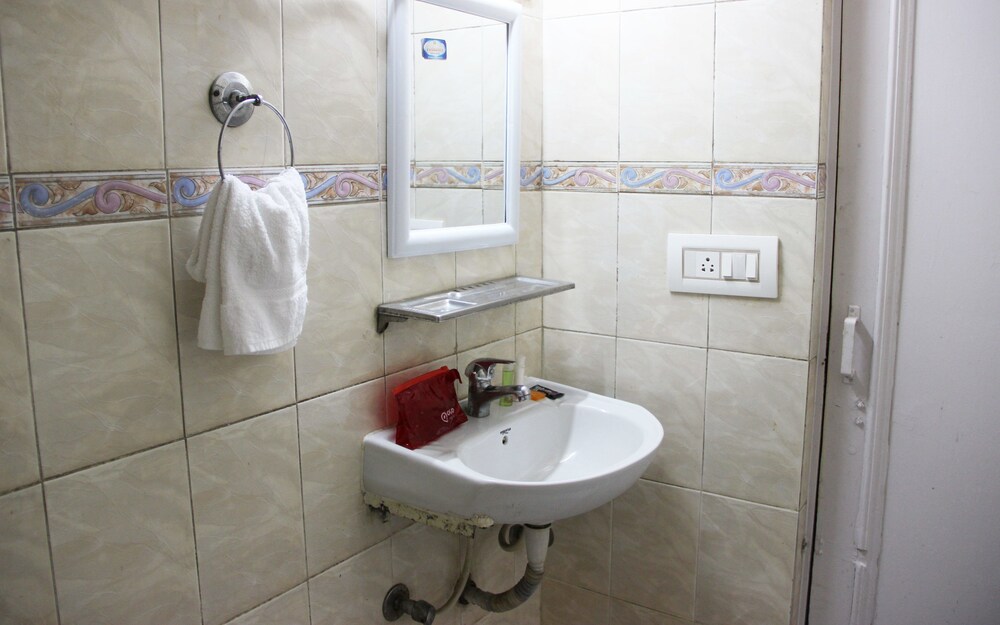 Oyo 2407 Hotel Gera's M1 16/17