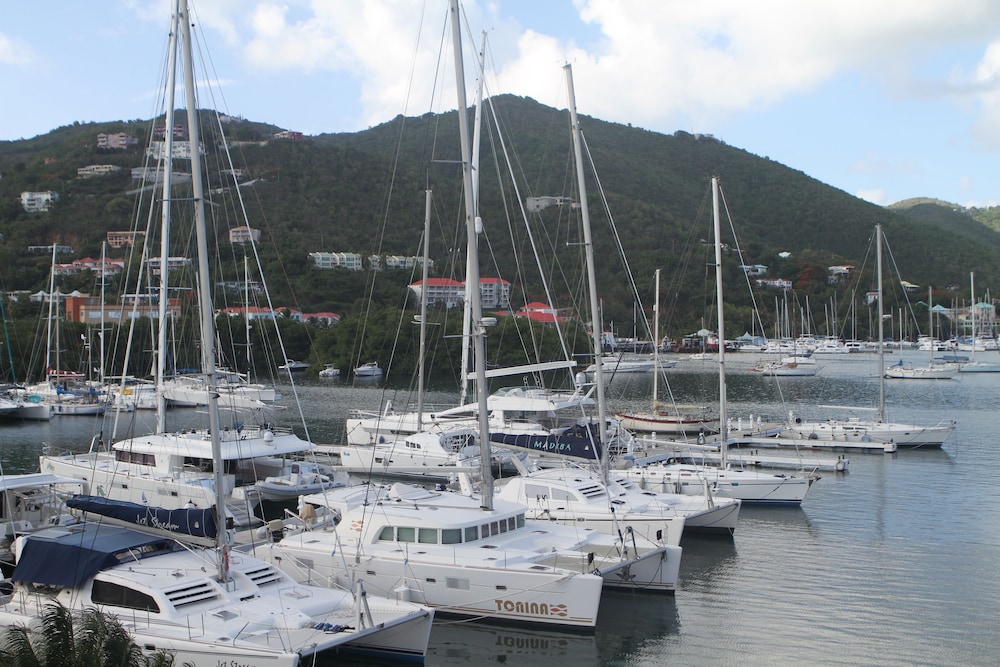 Village Cay 35/41