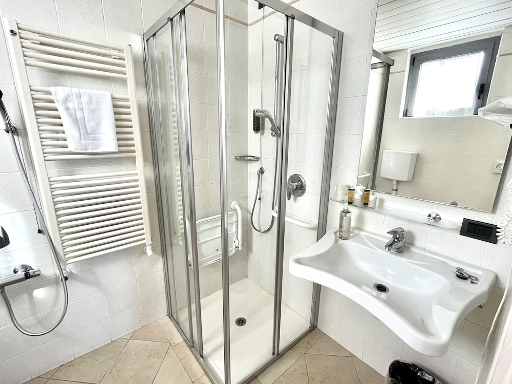 غرفة قياسية رباعية بسرير كوين وسرير بطابقين، Hotel Alfieri 9/10