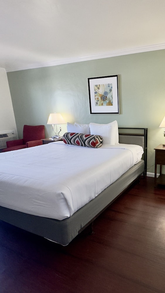 SUPERIOR, KING BED, MARINA VIEW