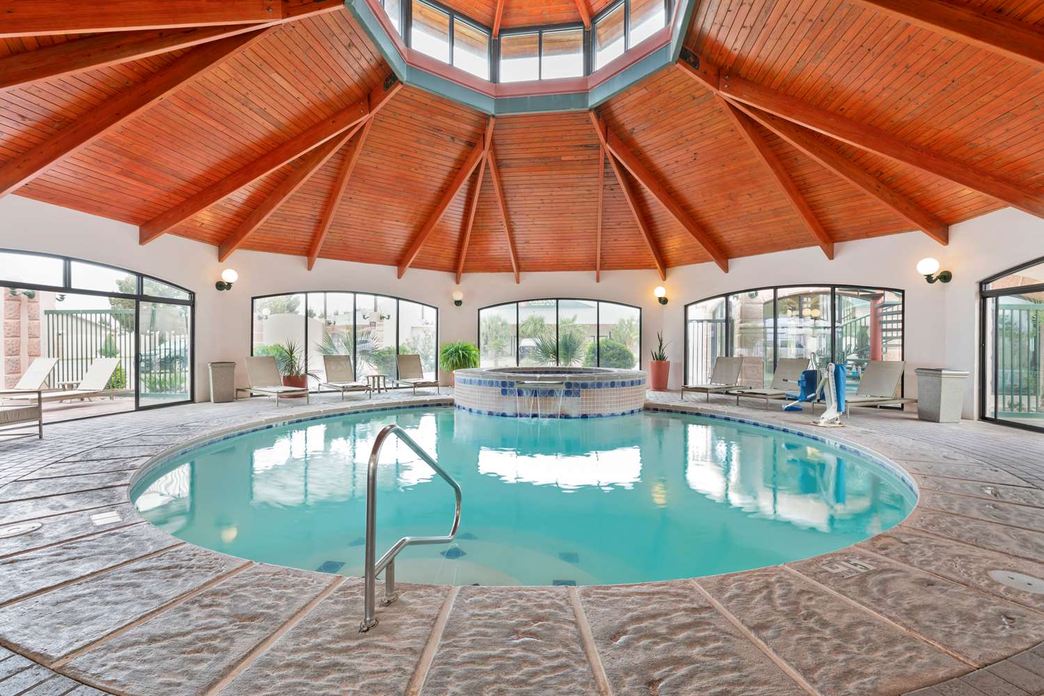 Best Western Plus Swiss Chalet Hotel & Suites 23/40