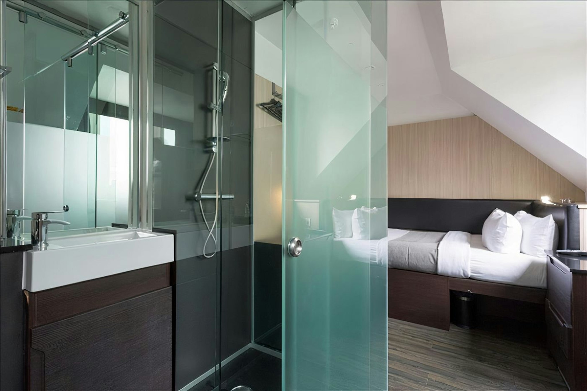 Z Hotel Victoria 17/19