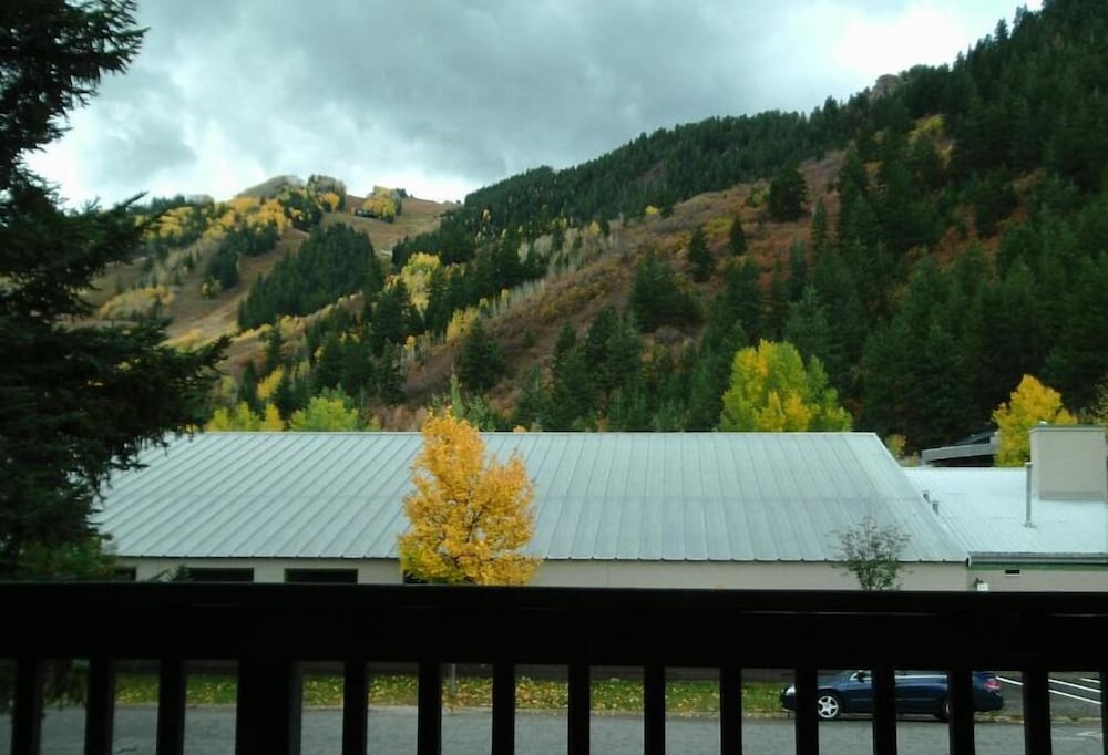 Shadow Mountain Lodge 9/68