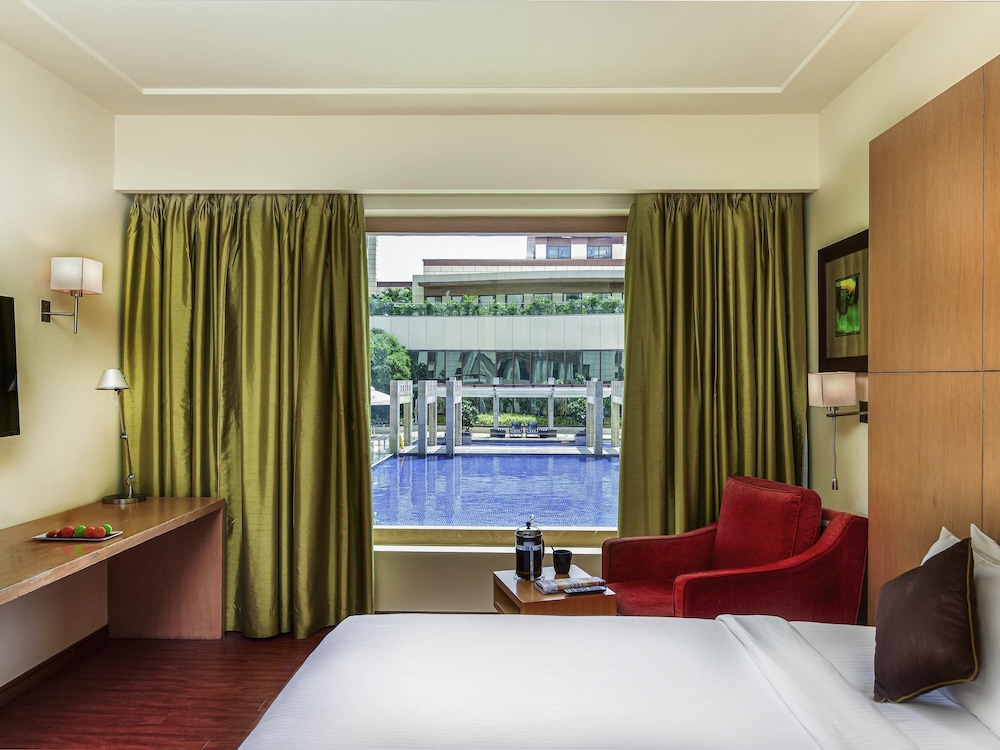 غرفة بريميير بسرير كينج بإطلالة على المسبح مع دخول الصالة، NOVOTEL HYDERABAD AIRPORT 2/7