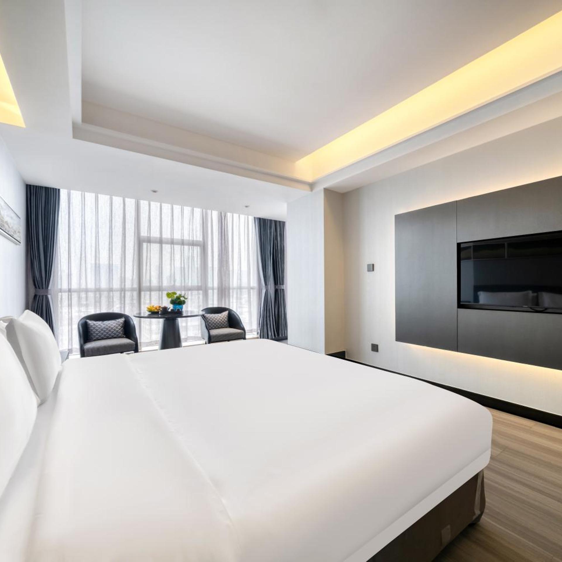 Deluxe, King Bed, Street View, Building a