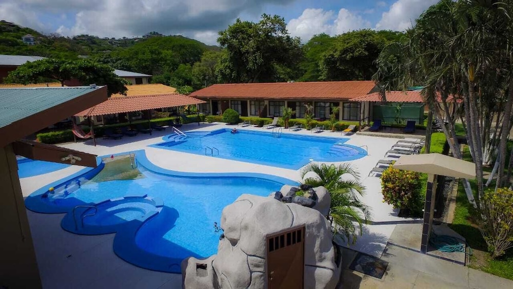 Hotel And Villas Huetares 36/50