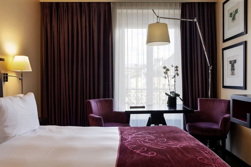 Eastwest Hotel 15/76