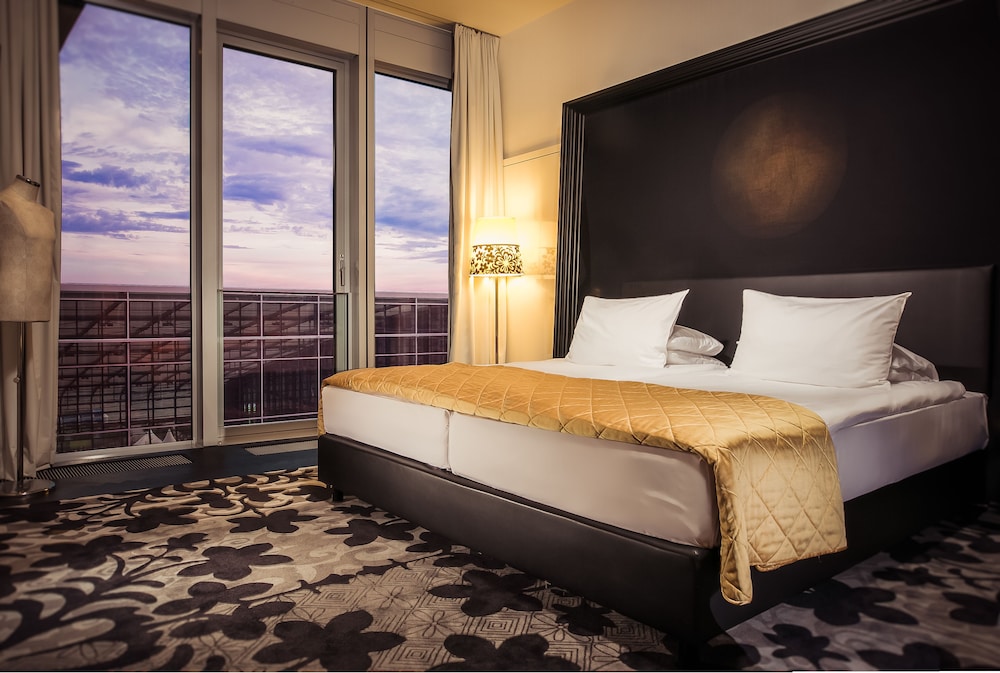 Superior, Deluxe, Double Bed, Partial River View