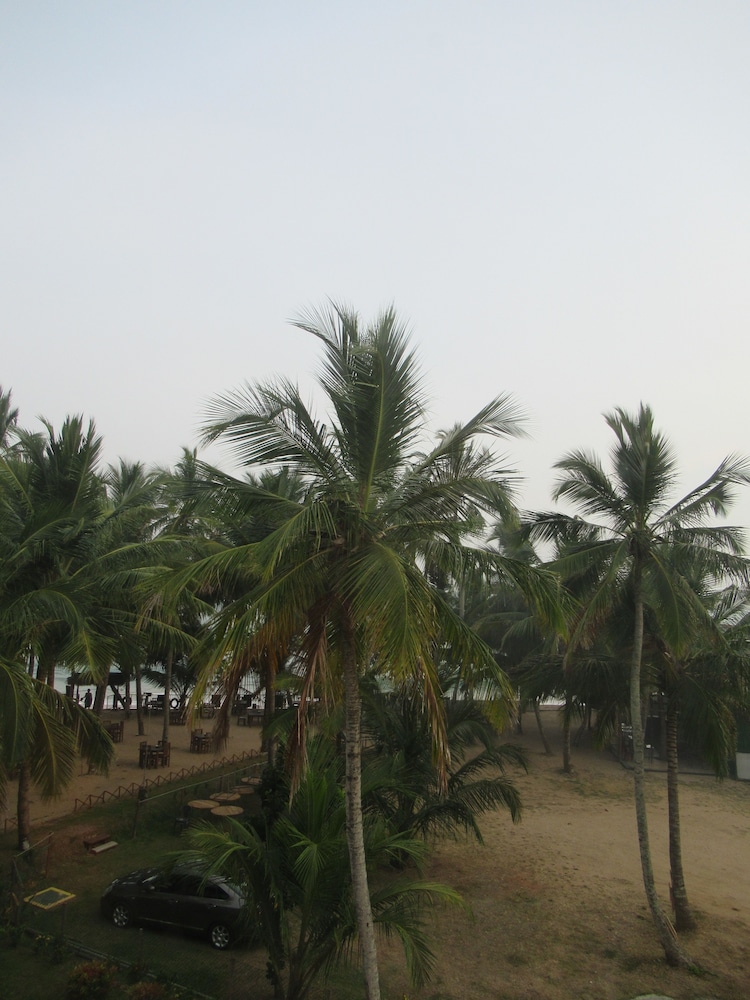 Sand Bank Hotel & Restaurant 14/18