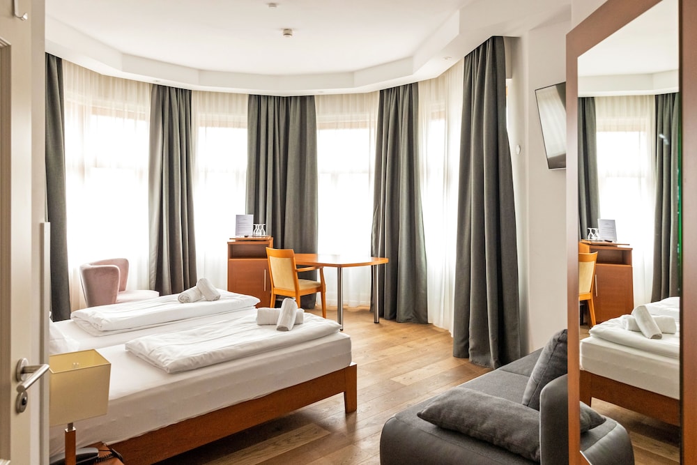 HOTEL GRAF ZEPPELIN 33/62