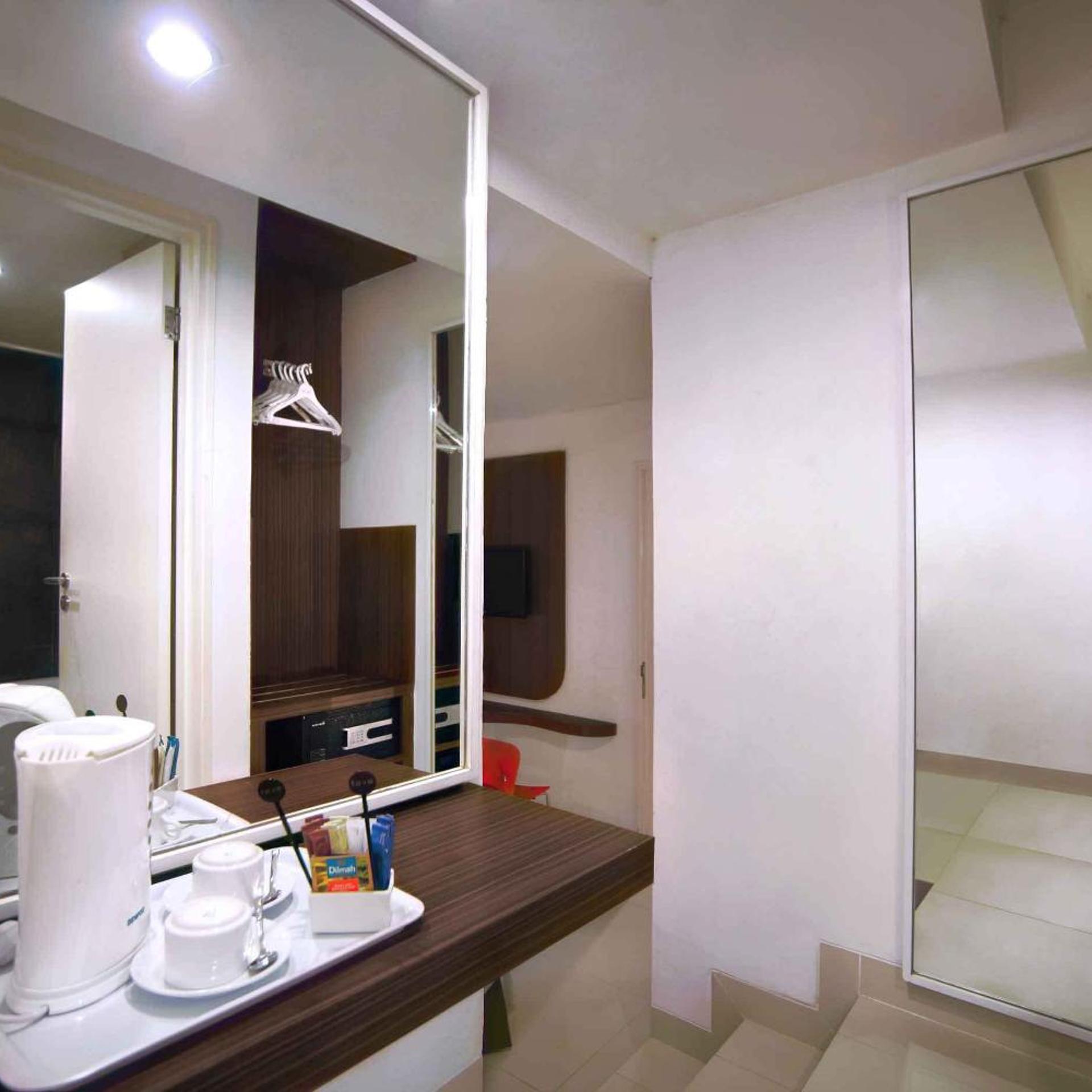 Premier, King Bed, favehotel PGC Cililitan 6/6