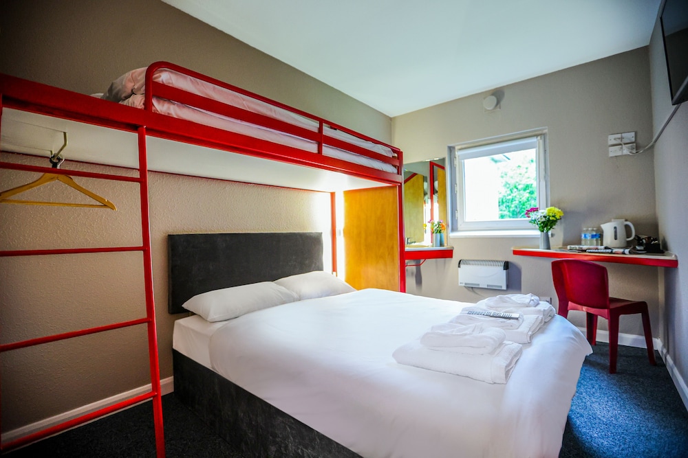 1 BEDROOM, BASIC, TRIPLE, SHARED BATHROOM