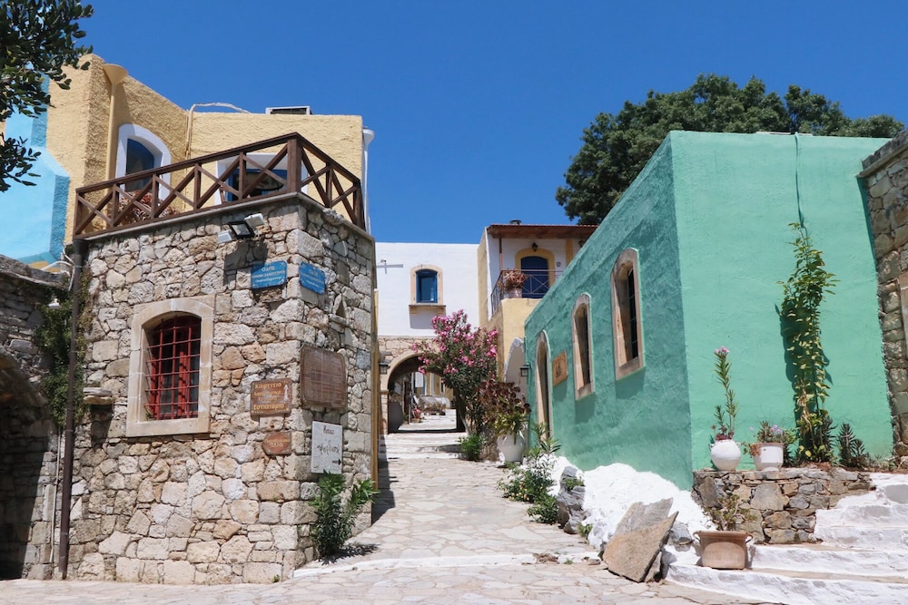 Arolithos Traditional Cretan Village in MALEVIZI