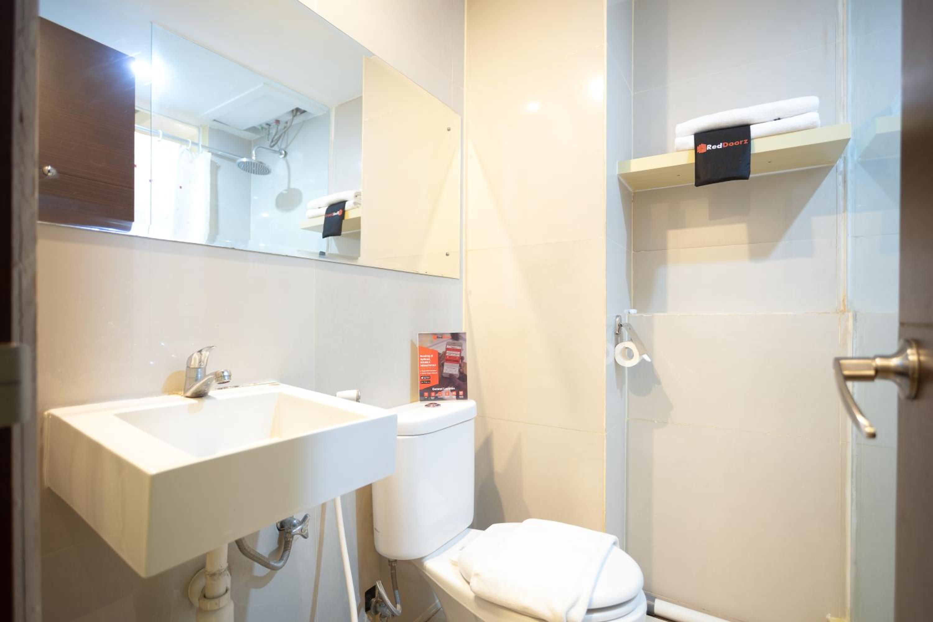 RedDoorz Apartment @ Bogor Valley 32/34