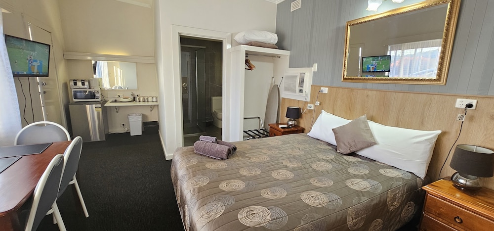 Connecting, Family, 1 Single and 2 Queen Beds