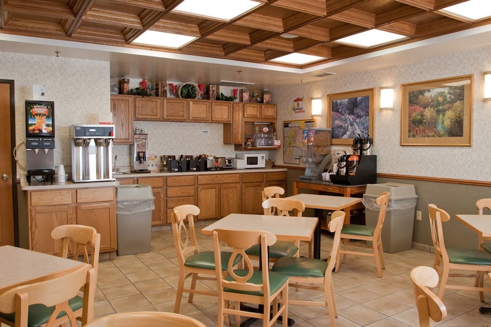 Super 8 by Wyndham Ottawa Starved Rock 34/47