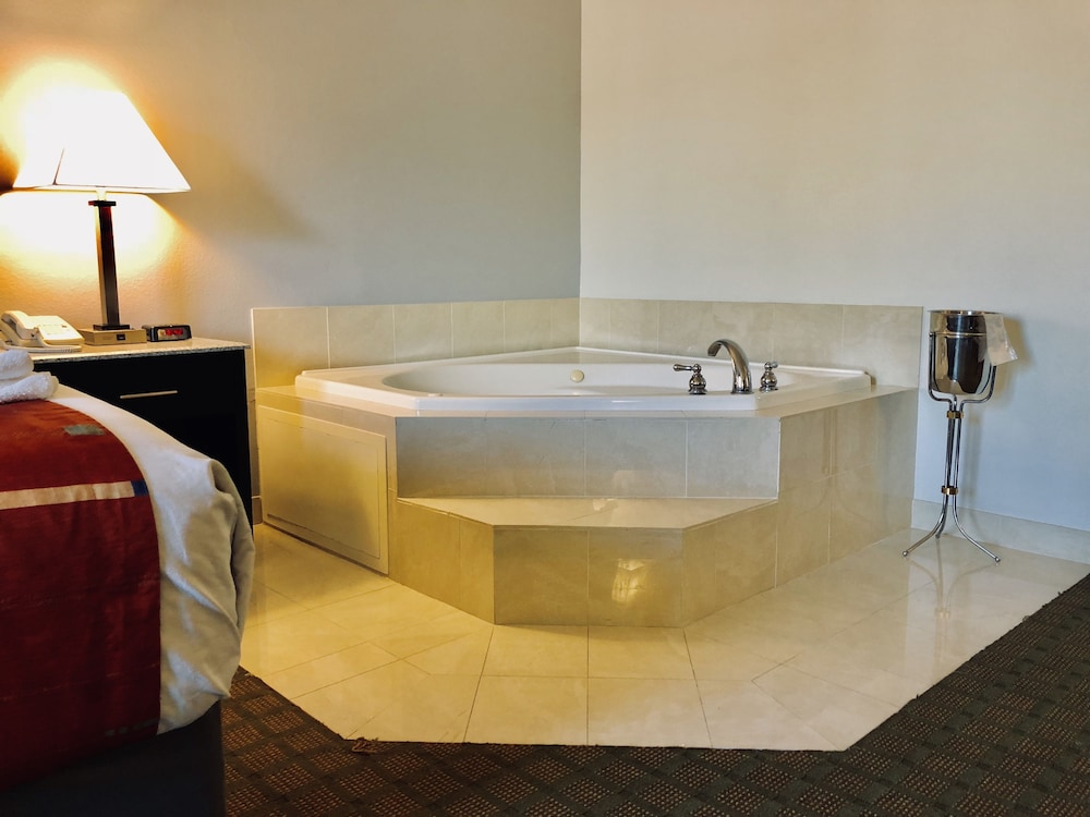 Days Inn & Suites by Wyndham Lakeland 38/85