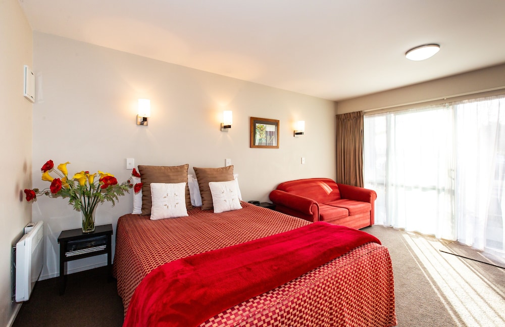 STUDIO, QUEEN BED