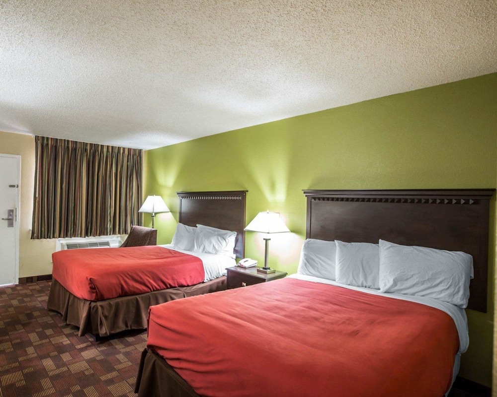 Econo Lodge Biltmore 10/27