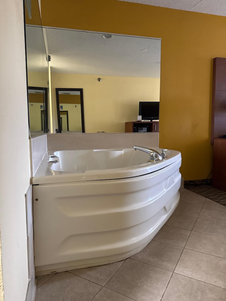 Baymont by Wyndham Mishawaka South Bend Area 49/49