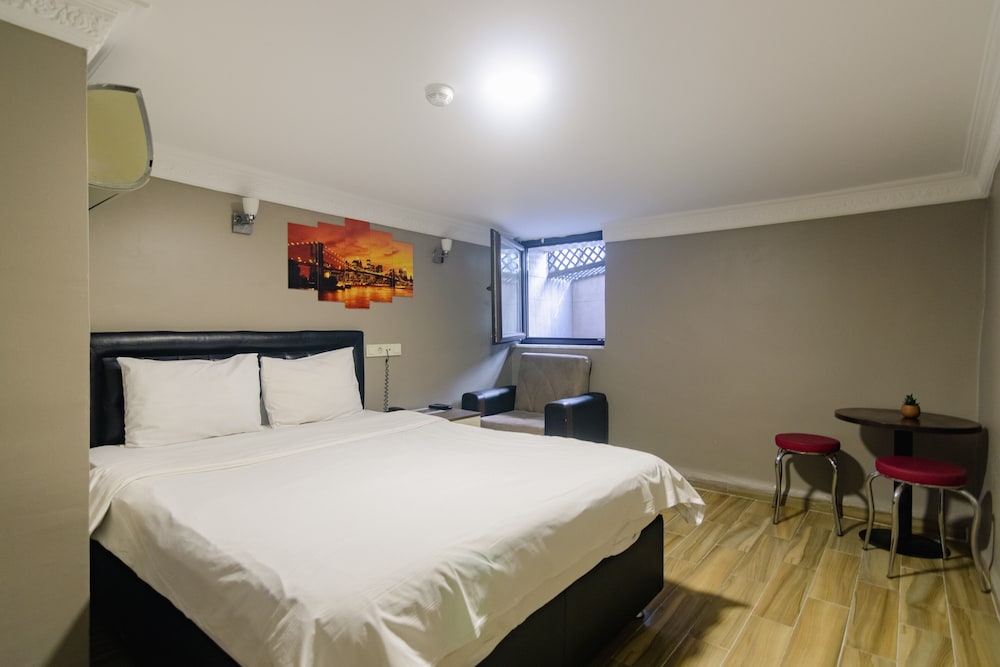 Zendy Suite Hotel 18/88