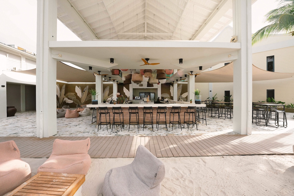 Papagayo Beach Hotel 56/76