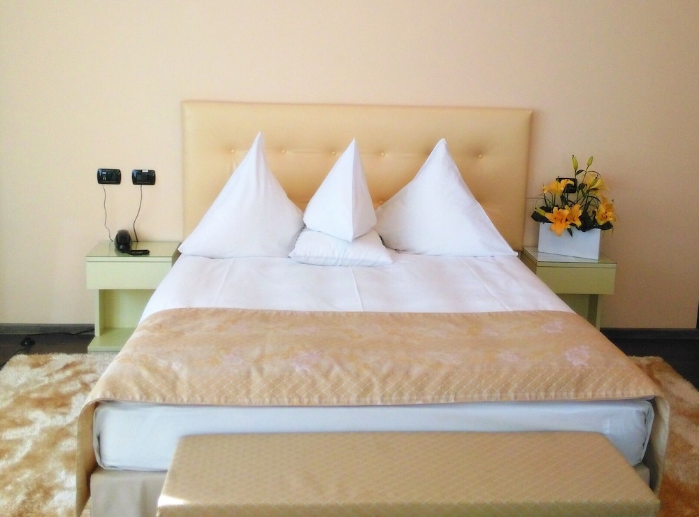 Paradis Hotel 12/34