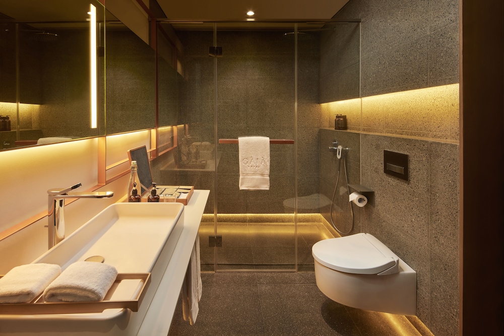 غرفة ديلوكس بسرير كينج بإطلالة على المدينة بشرفة، The Gaia Hotel Bandung 2/3