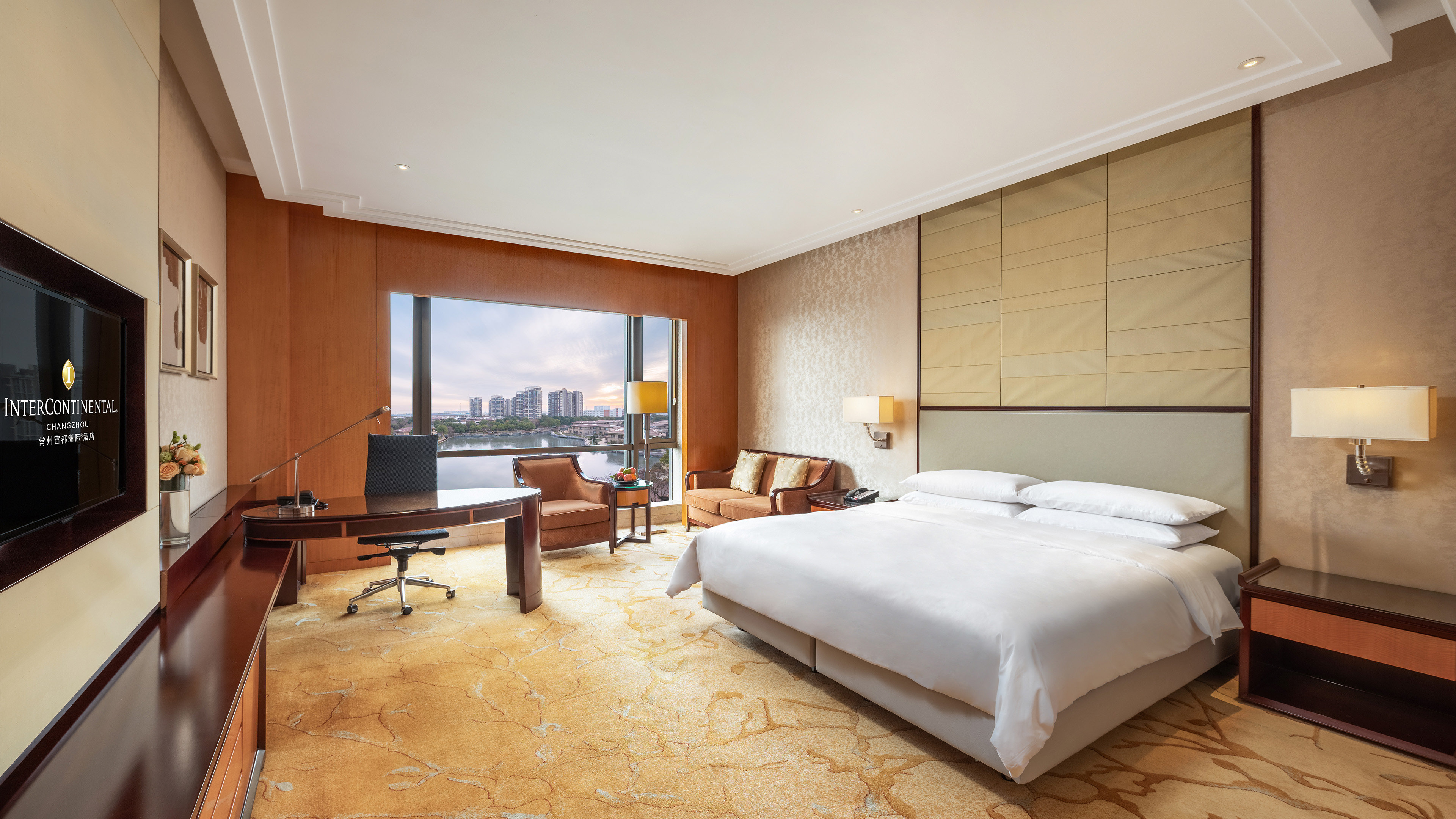 Classic, King Bed, Lake View