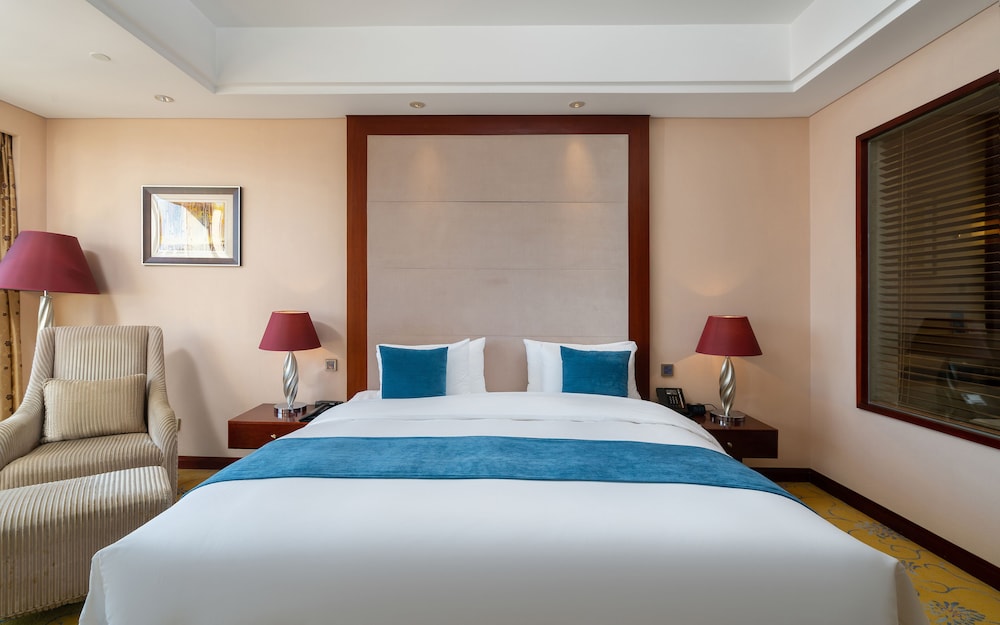 DELUXE, KING BED