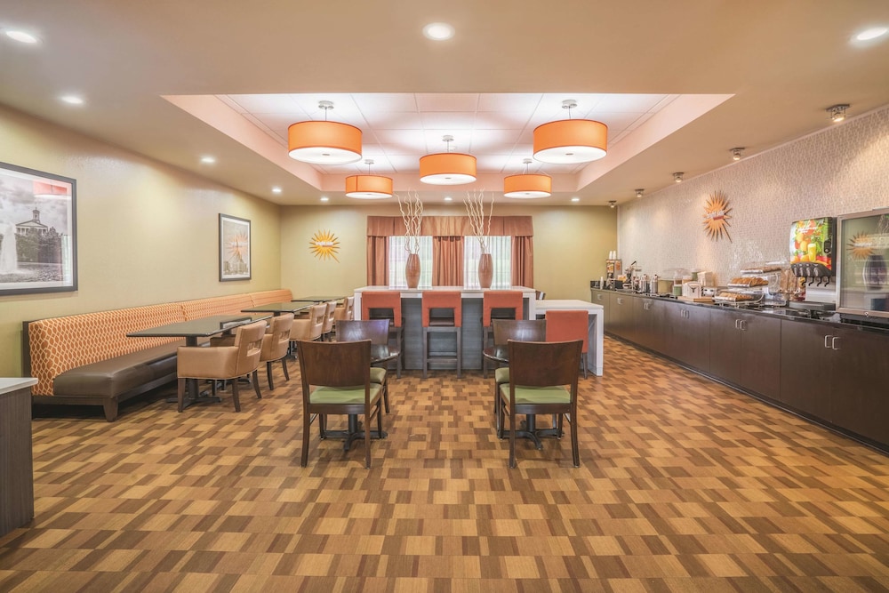 La Quinta Inn Suites Smyrna 40/45