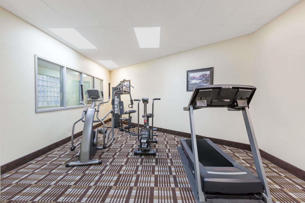 Days Inn & Suites By Wyndham Des Moines Airport 24/40