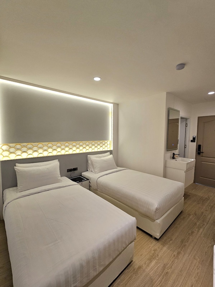 DELUXE, TWIN BEDS