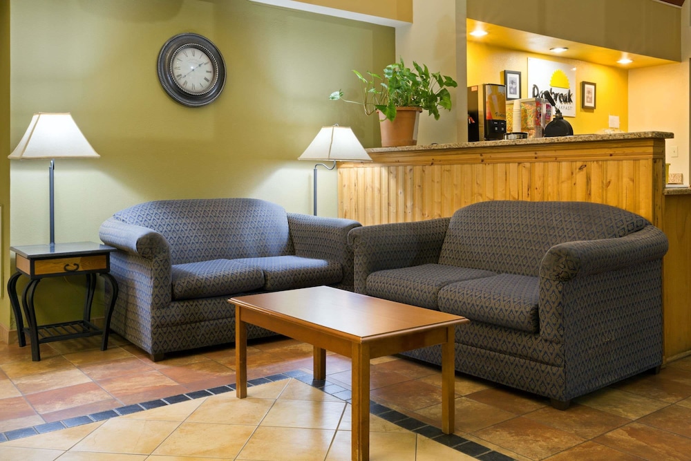 Days Inn By Wyndham Clinton 18/21