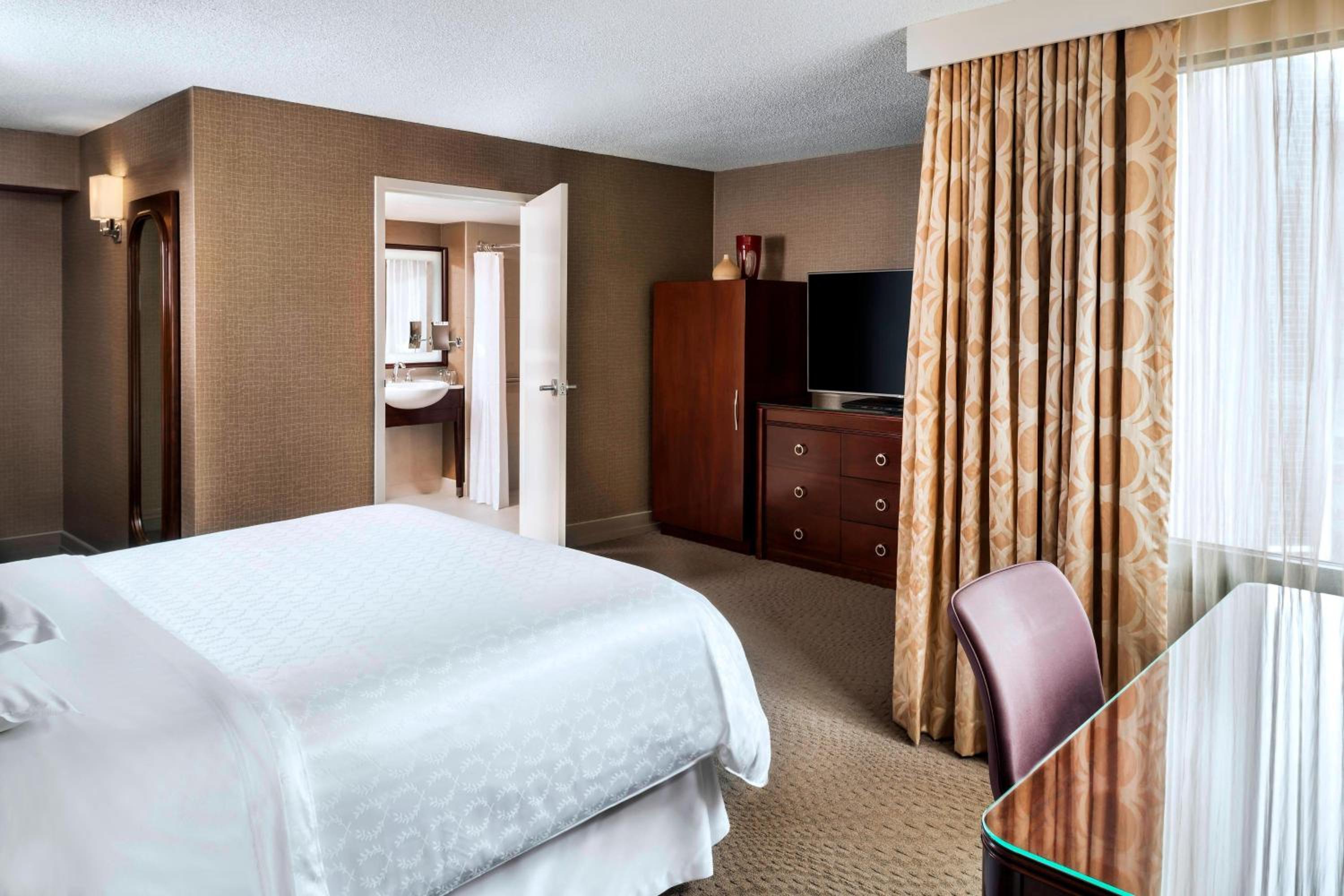 غرفة بسرير كينج وسرير كوين، SHERATON CENTRE TORONTO 3/9