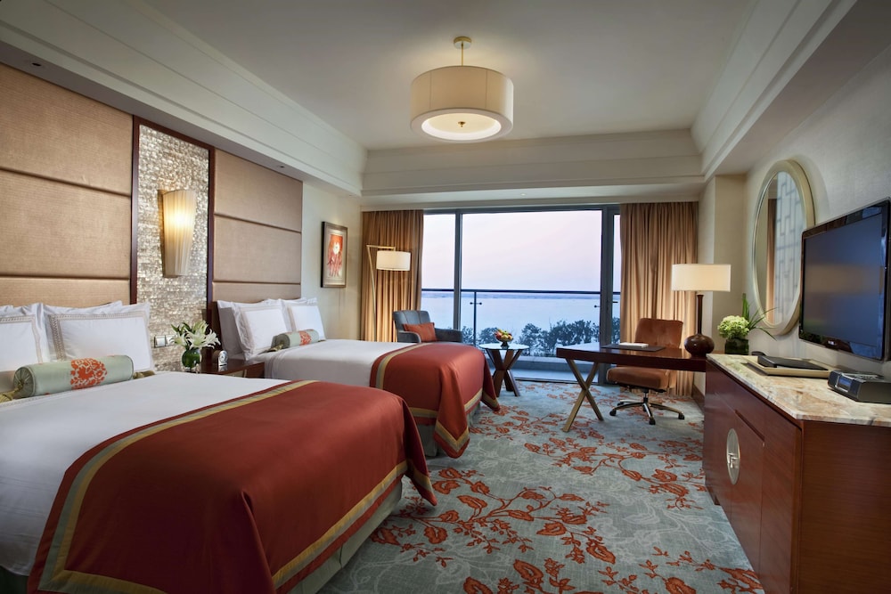 SIGNATURE, TWIN BEDS, LAKE VIEW
