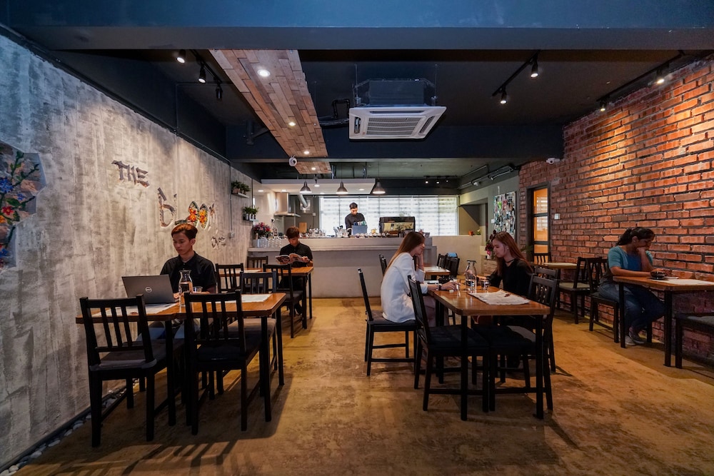 Bloommaze Boutique Hotel 60/69