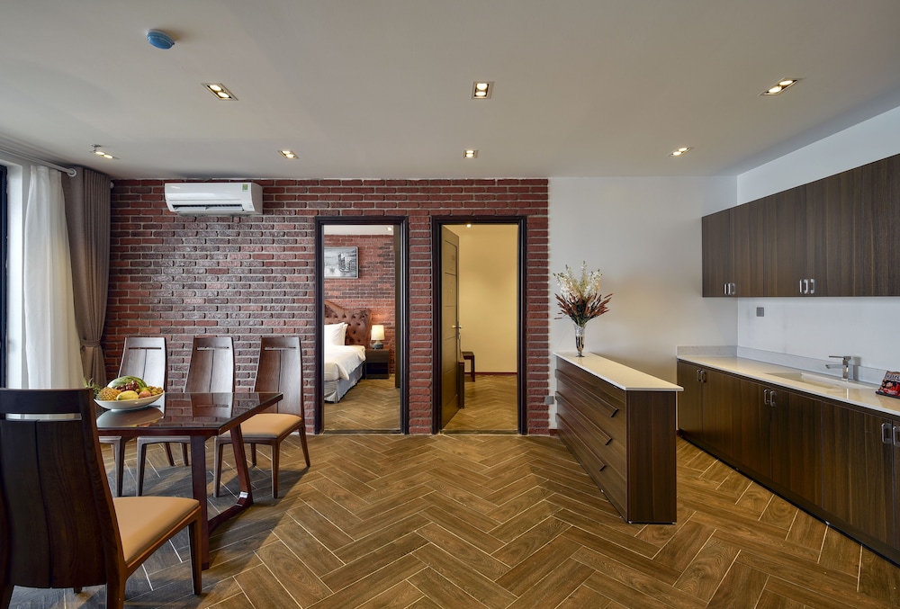 The Marron Hotel 38/50
