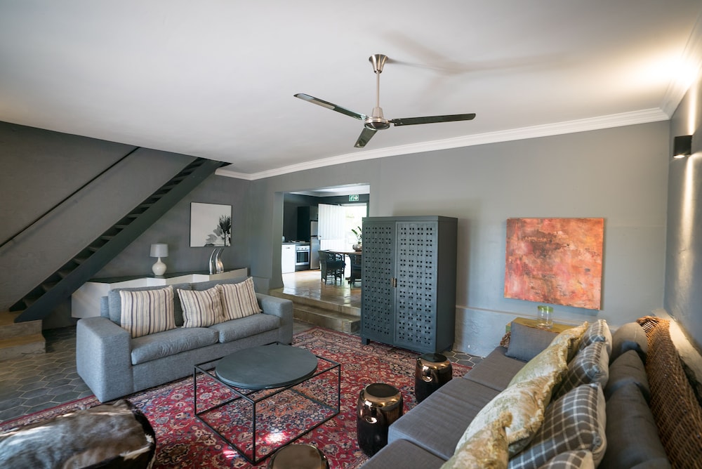 Ruby Rose Country House 24/47