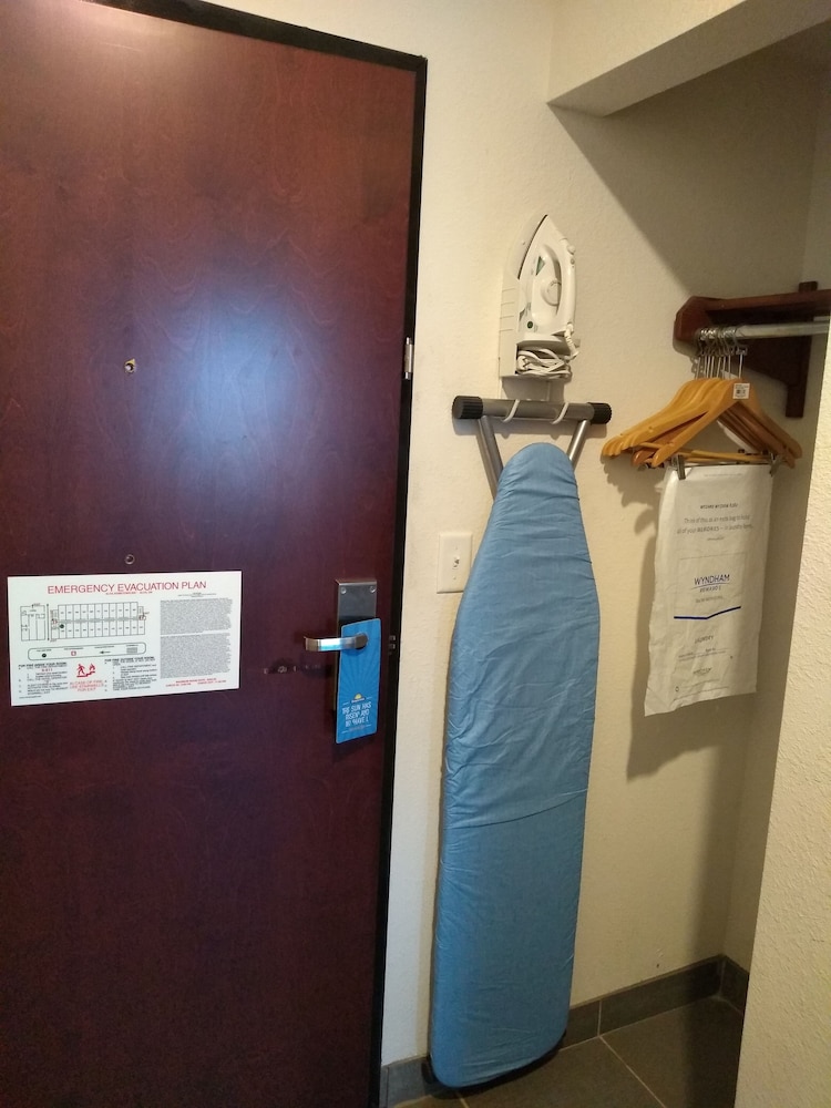 Days Inn by Wyndham Alva 18/24