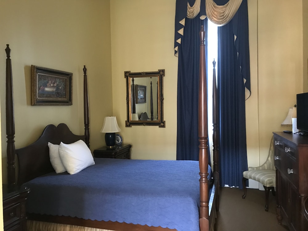 The Guest House Historic Mansion 25/73