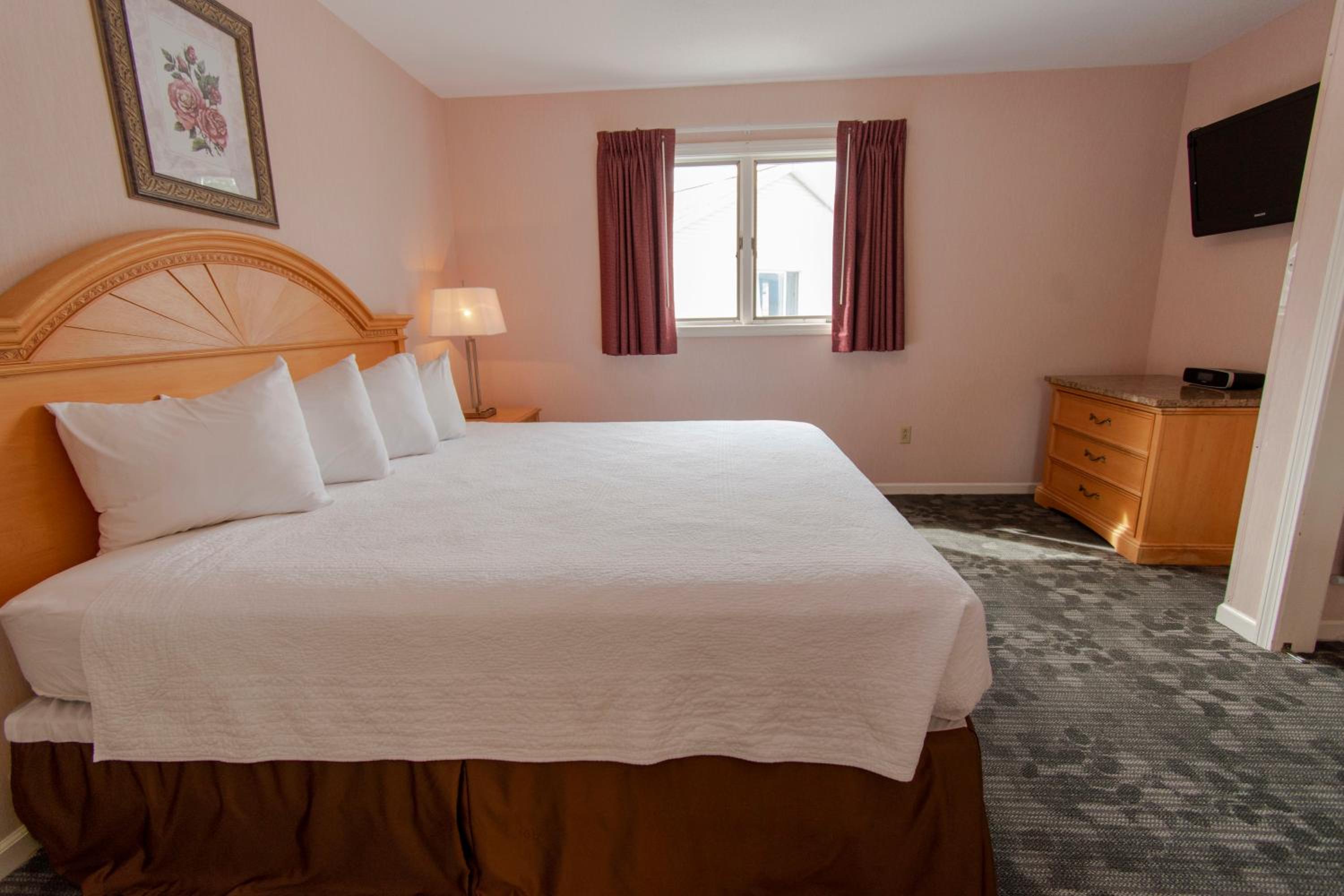 Suite, King Bed, Lake Front, Sofa, Kitchen
