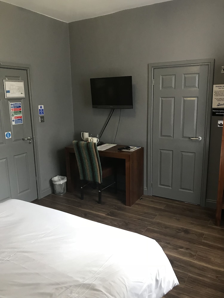 Bennetts Hotel 10/50