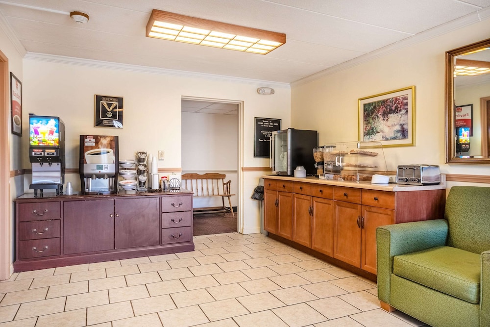 Econo Lodge Inn & Suites Windsor Locks Bradley Airport 9/25