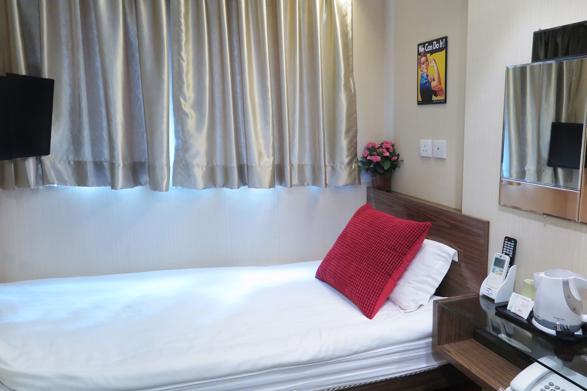 ROOM, SINGLE