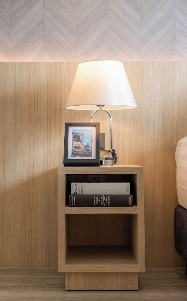 56 Hotel 28/50