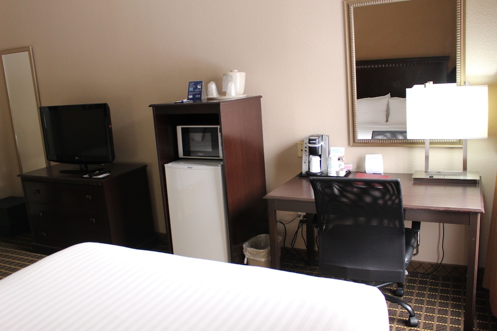 Holiday Inn Express & Suites Kansas City-Liberty (Hwy 152), an IHG Hotel 24/74